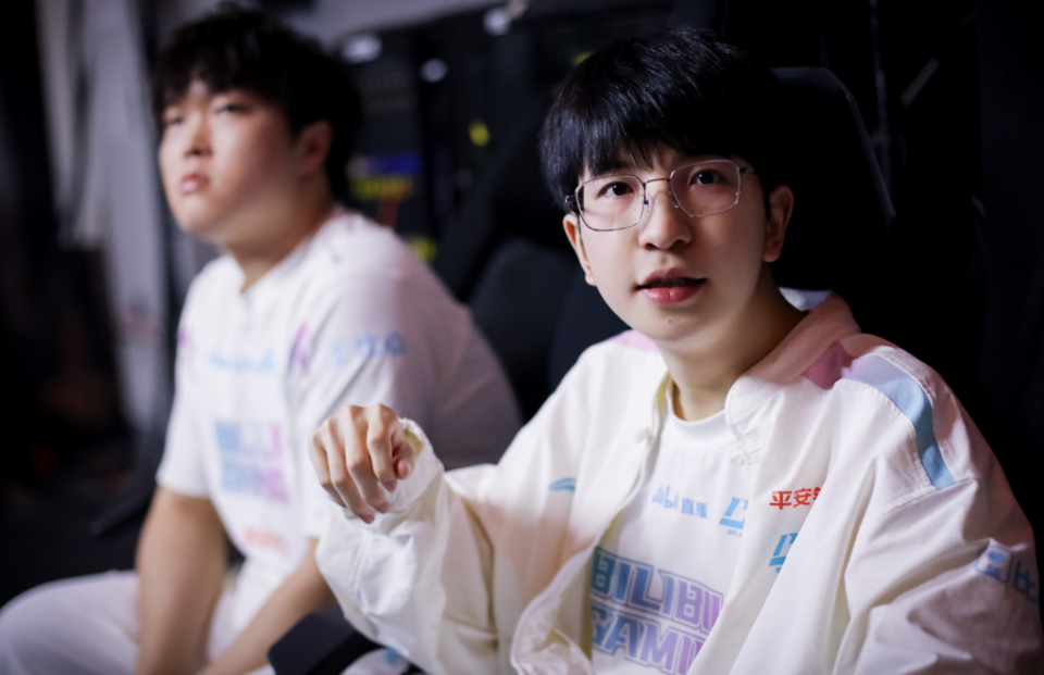 包含HLE鏖战FPX,Knight2三分雨点燃全场的词条 包含HLE鏖战FPX,Knight2三分雨点燃全场的词条