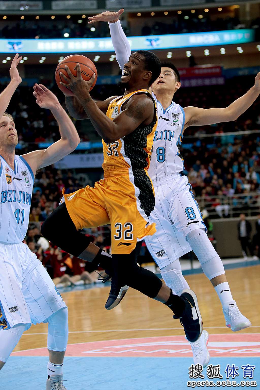 中国男篮血洗意大利男篮,汉密尔顿三分雨点燃全场 中国男篮血洗意大利男篮,汉密尔顿三分雨点燃全场