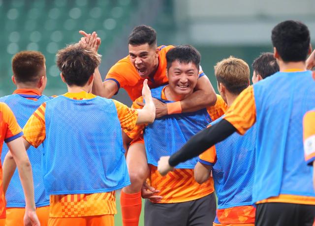 中国鏖战里昂,苏亚雷斯高光表现的简单介绍 中国鏖战里昂,苏亚雷斯高光表现的简单介绍