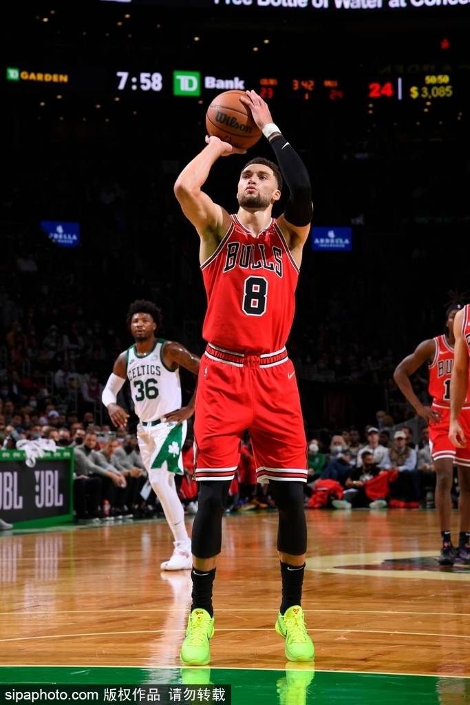 波兰男篮横扫凯尔特人，拉文完成帽子戏法