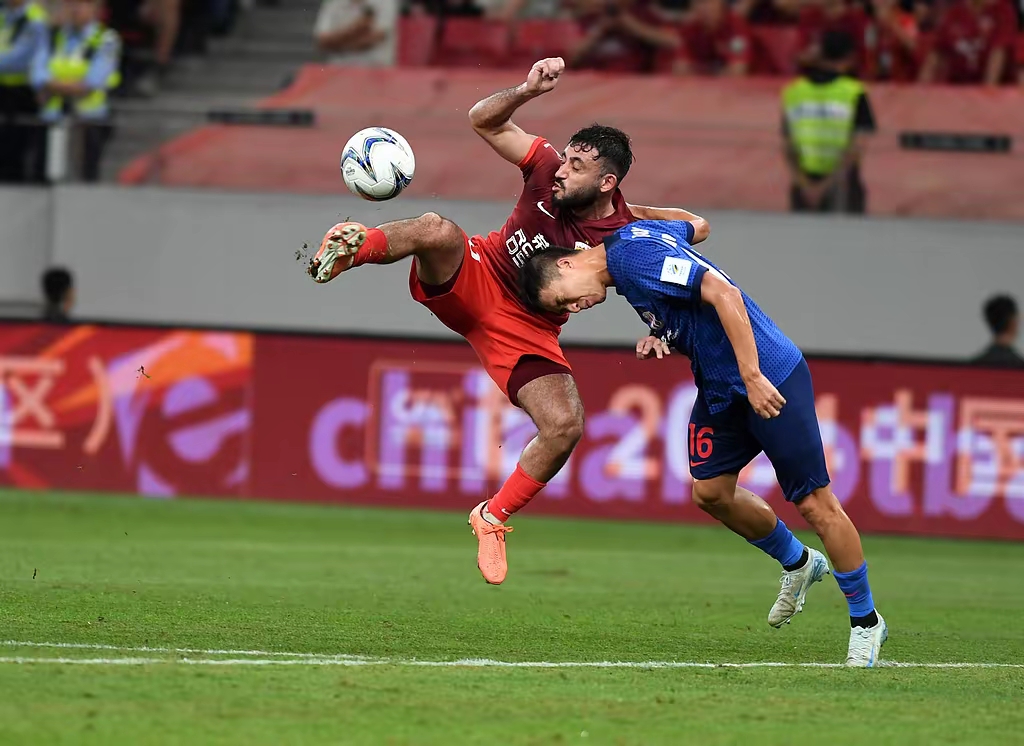 包含精锐球队逐渐崭露头角，足球赛事引爆激情的词条