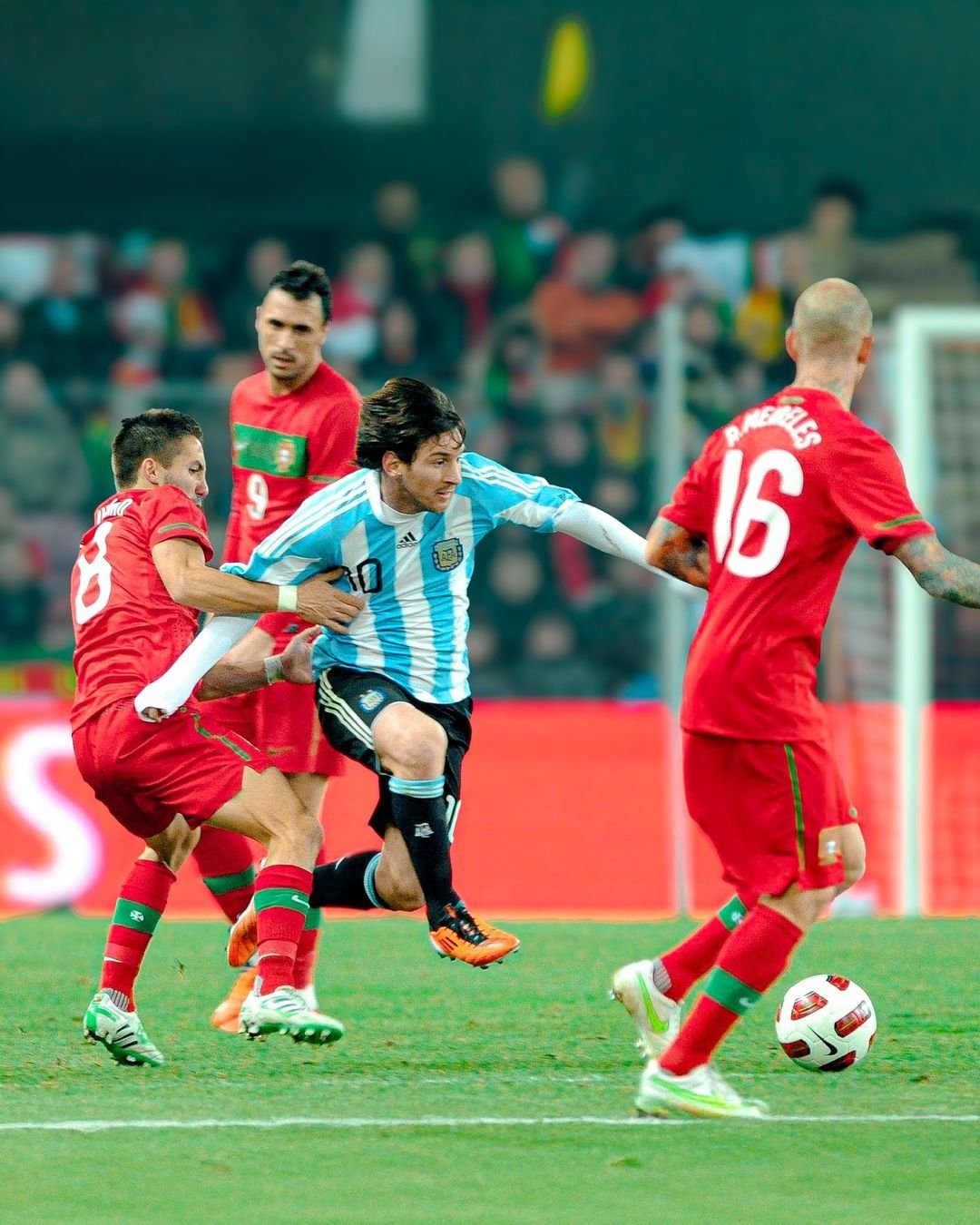 精湛足球技艺在热门比赛中交相辉映的简单介绍 精湛足球技艺在热门比赛中交相辉映的简单介绍