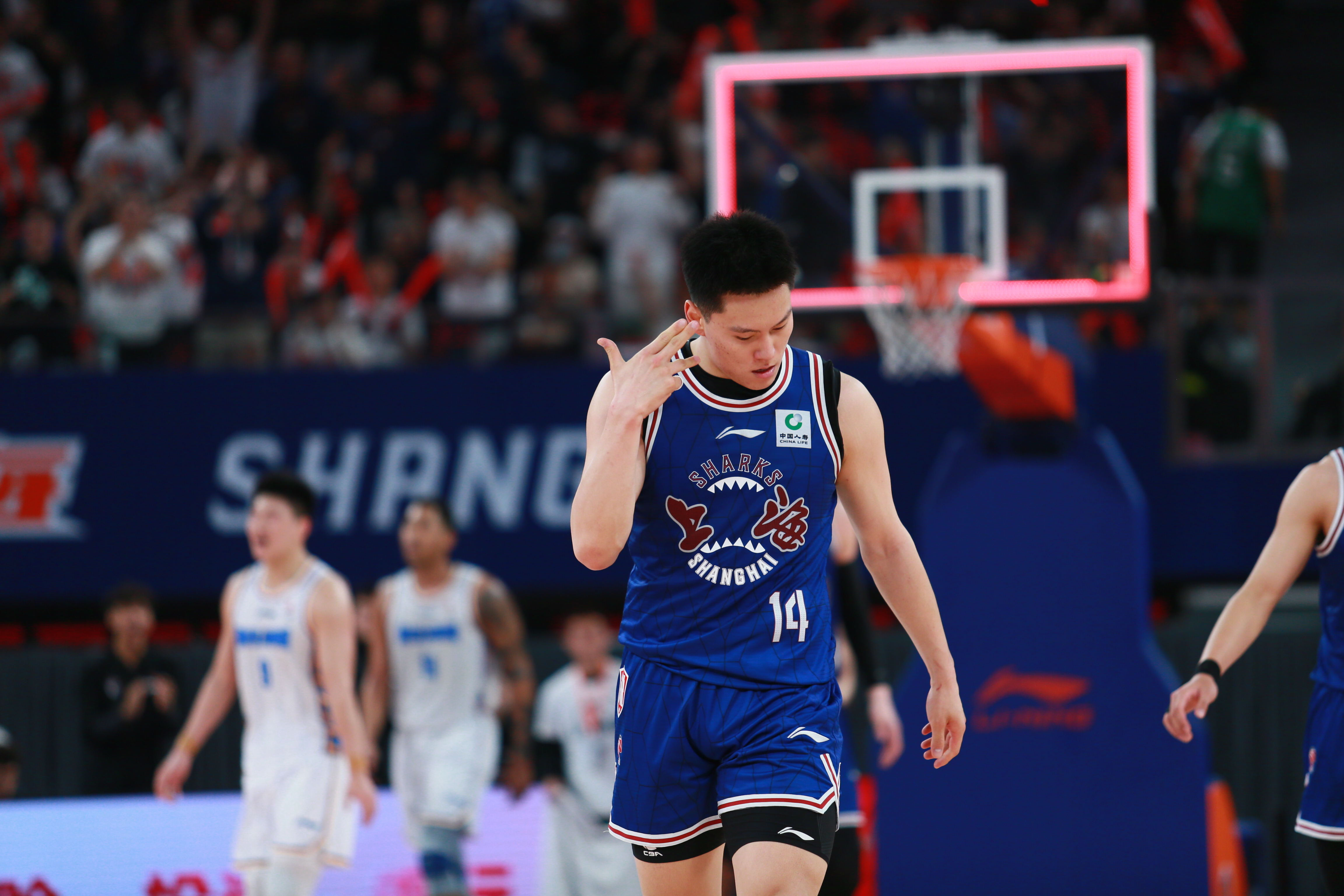 上海男篮在比赛中轻松击败对手的简单介绍