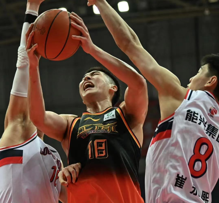 深圳队绝杀四川队,王哲林状态火热的简单介绍 深圳队绝杀四川队,王哲林状态火热的简单介绍