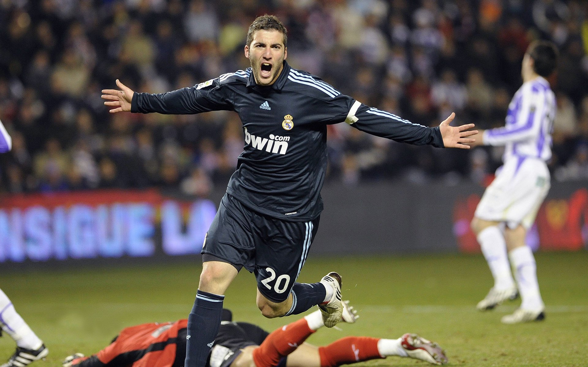 波斯铁骑绝杀破魔咒，莱万关键一击铸就传奇